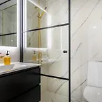 Modern With Jacuzzi And Sauna *