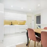 Modern With Jacuzzi And Sauna *