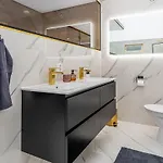아파트 Modern With Jacuzzi And Sauna *