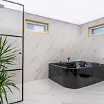 Modern With Jacuzzi And Sauna * 바사