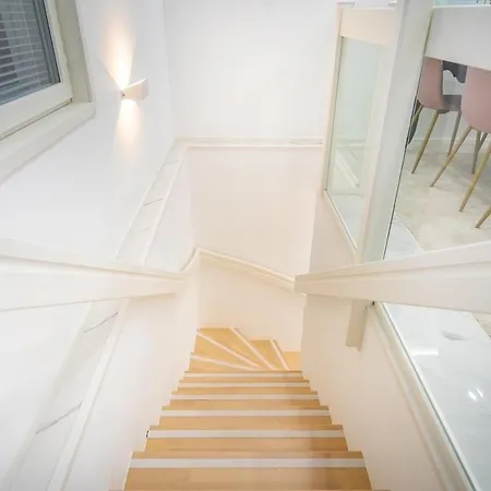 Modern With Jacuzzi And Sauna 아파트 바사