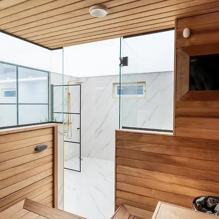 Modern With Jacuzzi And Sauna Apartmán *