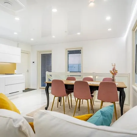 Modern With Jacuzzi And Sauna דירה וואסה