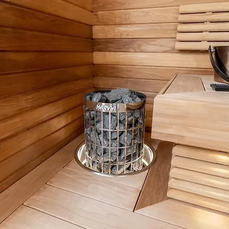 아파트 Modern With Jacuzzi And Sauna 바사