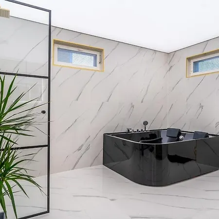 Modern With Jacuzzi And Sauna * וואסה