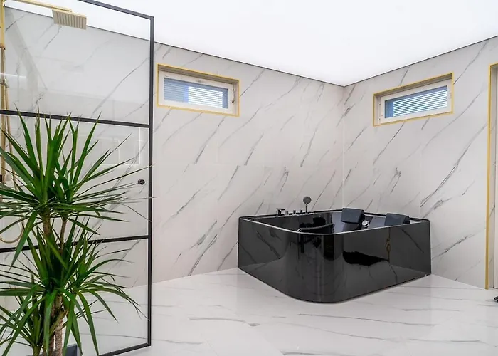 Modern With Jacuzzi And Sauna * 바사